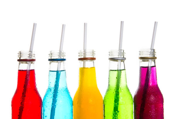 primer plano tonos coloridos bebida - coloured bottles fotografías e imágenes de stock