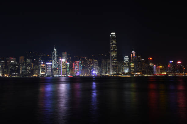 edifícios do centro da cidade de hong kong à noite - hong shopping night skyline - fotografias e filmes do acervo