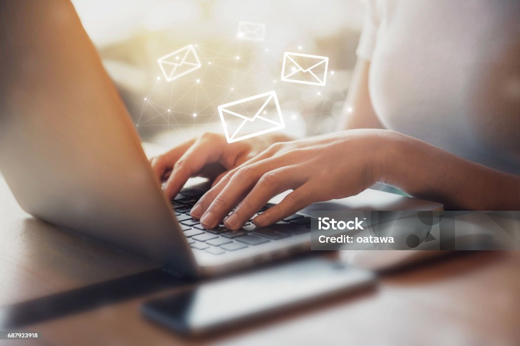 Mujer usando laptop con icono de correo electrónico - Foto de stock de Correo electrónico libre de derechos