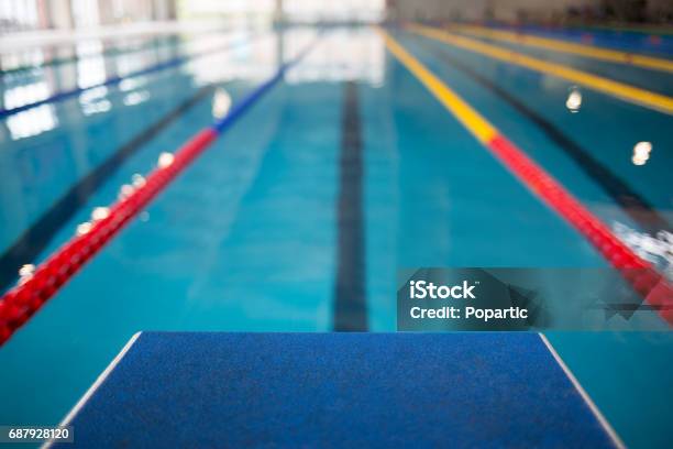 Photo libre de droit de Ligne De Départ Dans La Piscine banque d'images et plus d'images libres de droit de Natation - Natation, Compétition, Starting block de natation