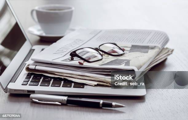 Diario Con El Ordenador Sobre Mesa Foto de stock y más banco de imágenes de Periódico - Periódico, Medios de comunicación, Oficina