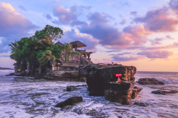 Tanah lot sunset Tanah lot Bali water temple during sunset time tanah lot sunset stock pictures, royalty-free photos & images