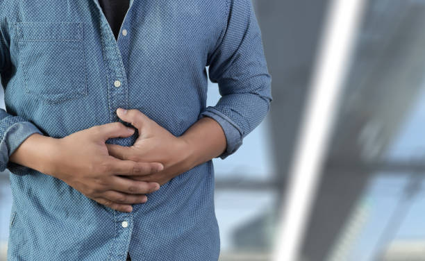 geschäftsmann magenschmerzen angriff von bakterien - gastroenterologe stock-fotos und bilder
