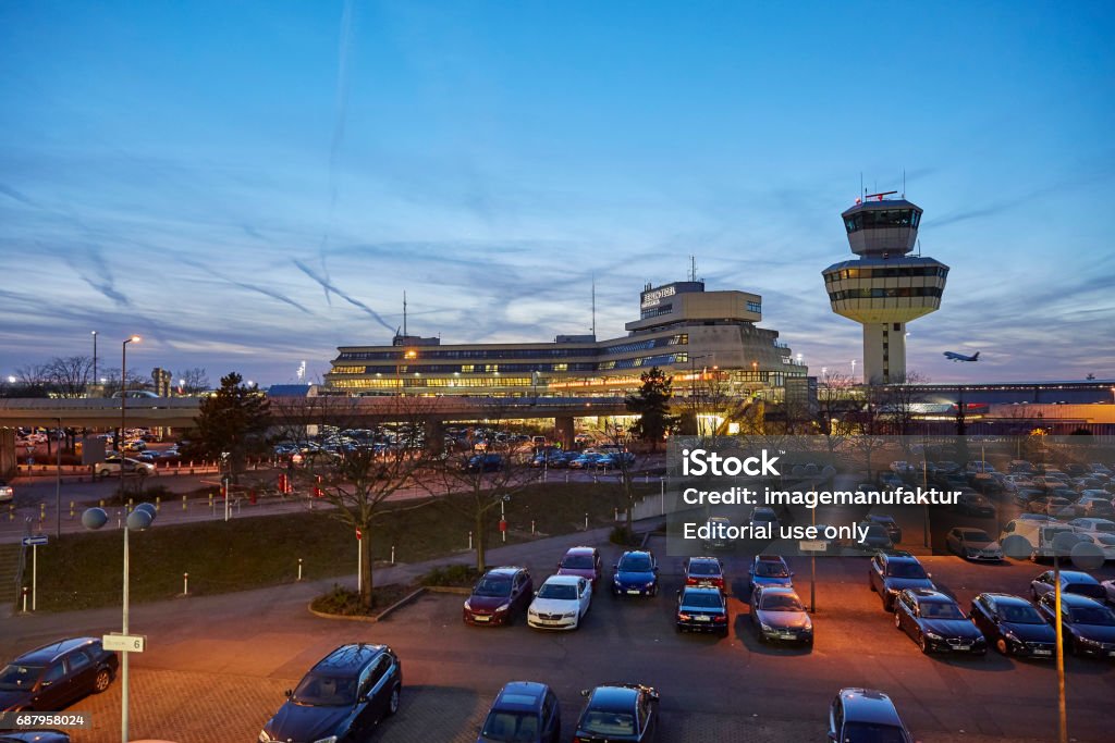 Aeroporto Berlim-Tegel durante a hora azul - Foto de stock de Aeroporto internacional de Berlin-Tegel royalty-free