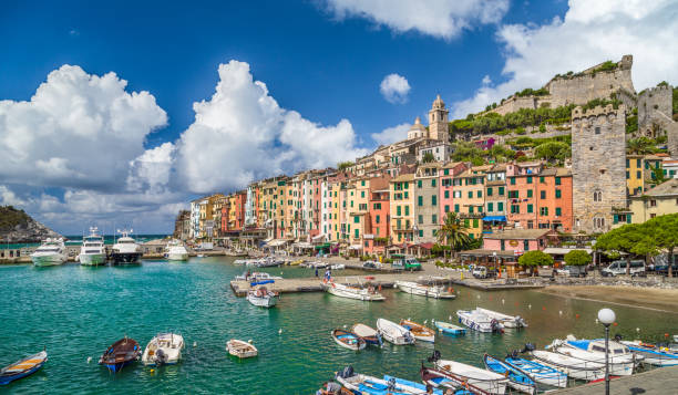 pêcheur ville de portovenere, ligurie, en italie - ligurian sea photos et images de collection