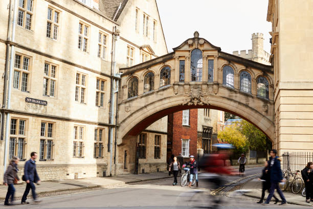 oxford/ uk- october 26 2016: exterior of the bridge of sighs in oxford - bridge of sighs fotos stock-fotos und bilder