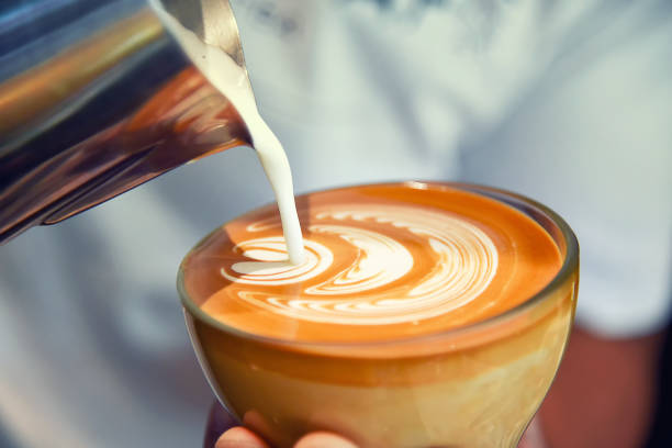 barista usando a máquina de café preparar arte café ou café com leite fresco e despejando copo no café e restaurante - coffee latté cappuccino art - fotografias e filmes do acervo