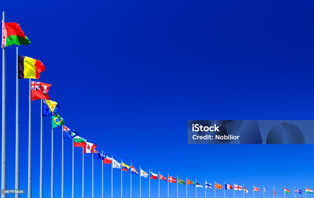 Fahnen gegen blauen Himmel - Lizenzfrei Vereinte Nationen Stock-Foto