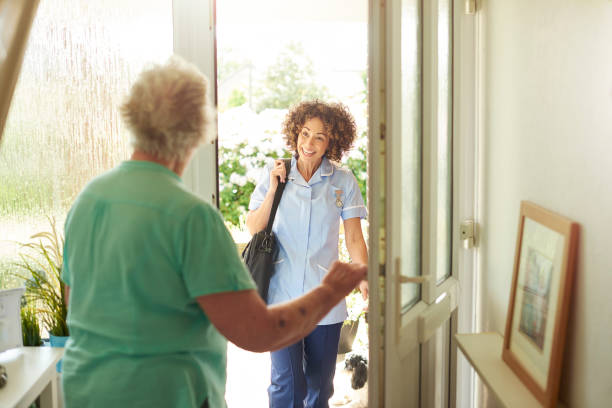 haus erholung - community outreach home caregiver care cheerful stock-fotos und bilder