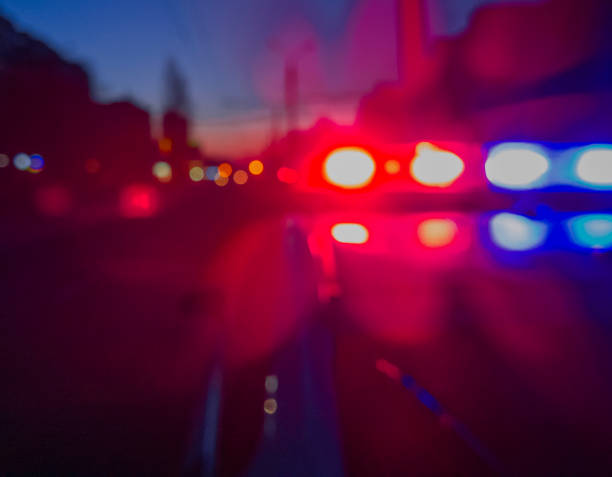luci rosse e blu dell'auto della polizia di notte. pattuglia notturna della città. immagine sfocata astratta. - emergency vehicle lighting foto e immagini stock