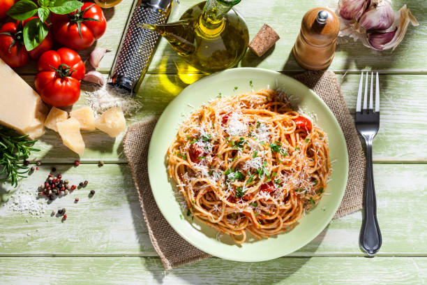 파스타 접시와 녹색 식탁에 재료 - parmesan cheese pasta italian culture food 뉴스 사진 이미지