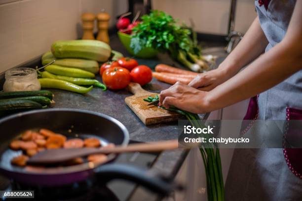 Hacken Essen Zutaten Stockfoto und mehr Bilder von Garkochen - Garkochen, Gemüse, Das Leben zu Hause