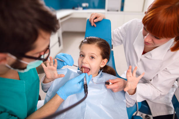 niña en el consultorio de dentista reemplazar empastes. - mouth open dental drill holding doctor fotografías e imágenes de stock