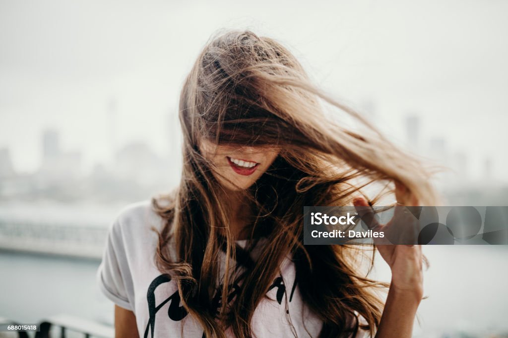 Femme se déplaçant et touchant ses cheveux. - Photo de Cheveux ou Poils libre de droits