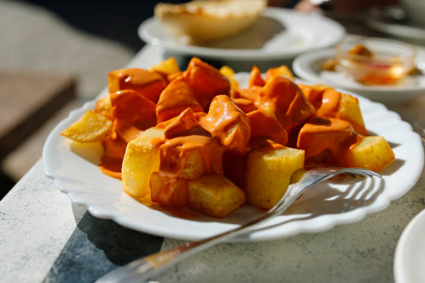 kartoffeln bravas- traditionelle spanische tapa - patatas bravas stock-fotos und bilder