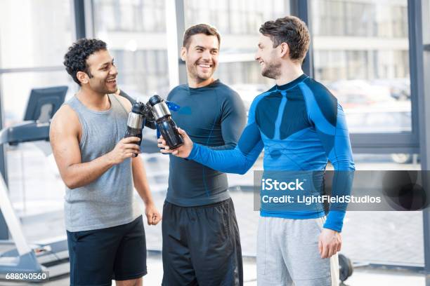 Foto de Felizes Três Amigos Esporte Clube e mais fotos de stock de Amizade masculina - Amizade masculina, Academia de ginástica, Health Club