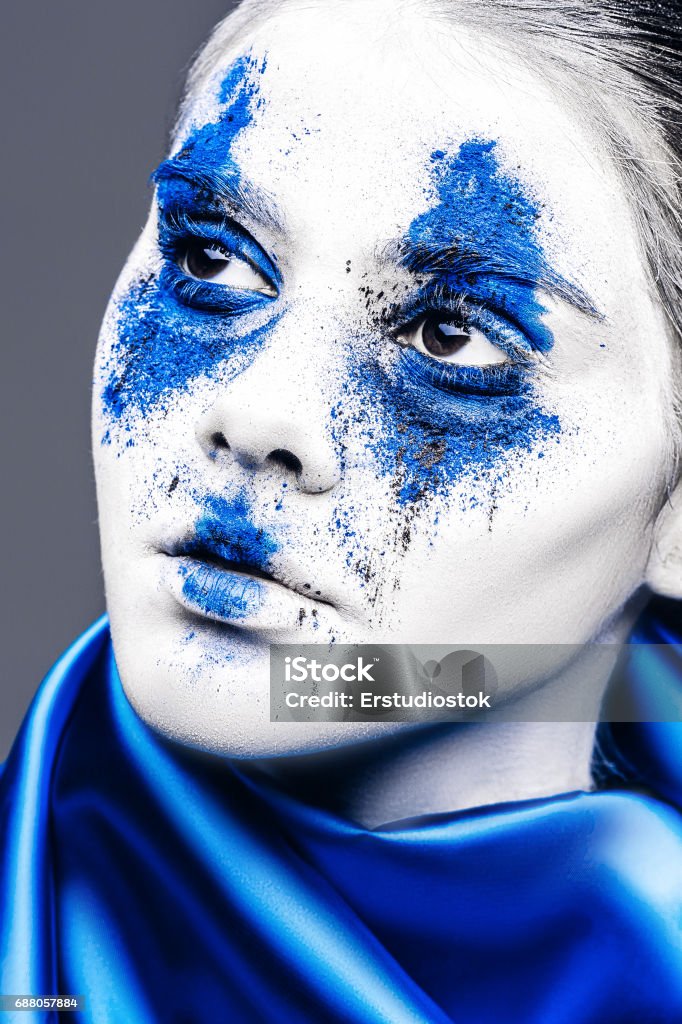 Vetores de Retrato De Menina Moda Modelo Com Pó Colorido Compõem Mulher Com Maquiagem  Azul Brilhante E Pele Branca Maquiagem De Fantasia Abstrata e mais imagens  de Adulto - iStock