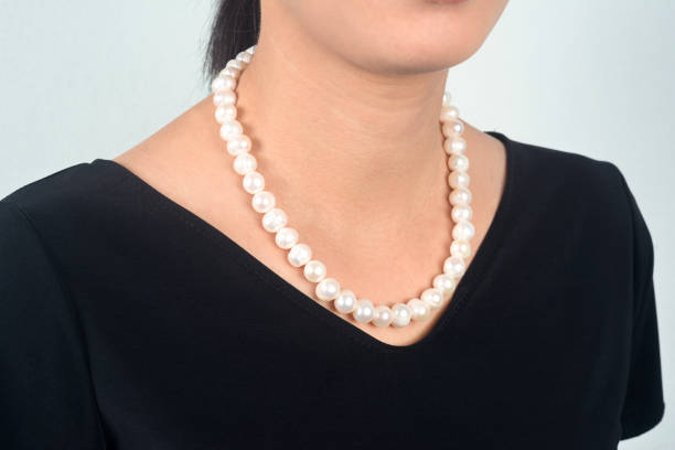 portrait de femmes asiatiques mis le collier de perles en robes noires. - black pearl pearl horizontal necklace photos et images de collection