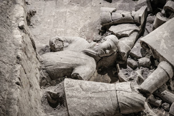 china, xian - march 14: ping ma yong, terra cotta army on 14 march 2016 in xian, china. unesco world heritage site. soldier funerary statues - army xian china archaeology imagens e fotografias de stock