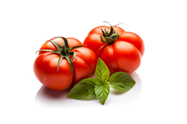 tomates de la herencia y la ramita de albahaca sobre fondo blanco - heirloom tomato tomato vegetable fruit fotografías e imágenes de stock