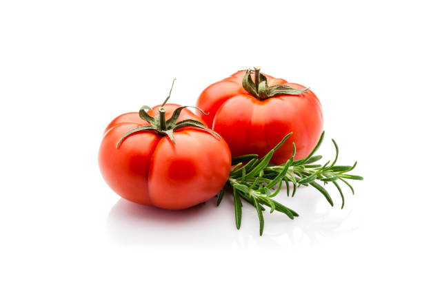 tomates da herança e os galhos de alecrim no fundo branco - tomato heirloom tomato vegetable isolated - fotografias e filmes do acervo
