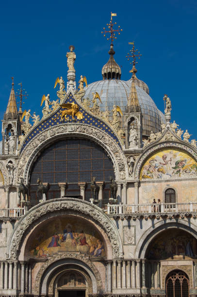 détail architectural de la basilique san marco, venise - st marks cathedral photos et images de collection