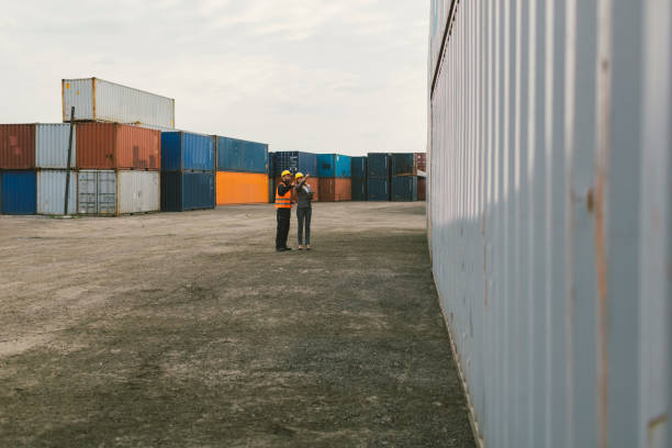 inspector y trabajador manual control de contenedores de carga - digital tablet warehouse commercial dock manual worker fotografías e imágenes de stock