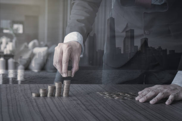 homem de negócios de dupla exposição colocando moedas de dinheiro pilha crescendo, economizando conceito de dinheiro - piggy bank currency savings finance - fotografias e filmes do acervo