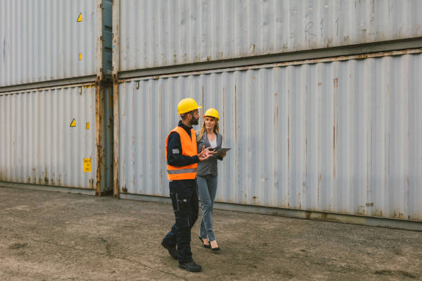 inspector y trabajador manual control de contenedores de carga - digital tablet warehouse commercial dock manual worker fotografías e imágenes de stock