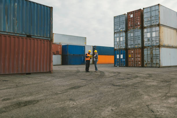 inspector y trabajador manual control de contenedores de carga - digital tablet warehouse commercial dock manual worker fotografías e imágenes de stock
