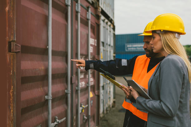 inspector y trabajador manual control de contenedores de carga - digital tablet warehouse commercial dock manual worker fotografías e imágenes de stock