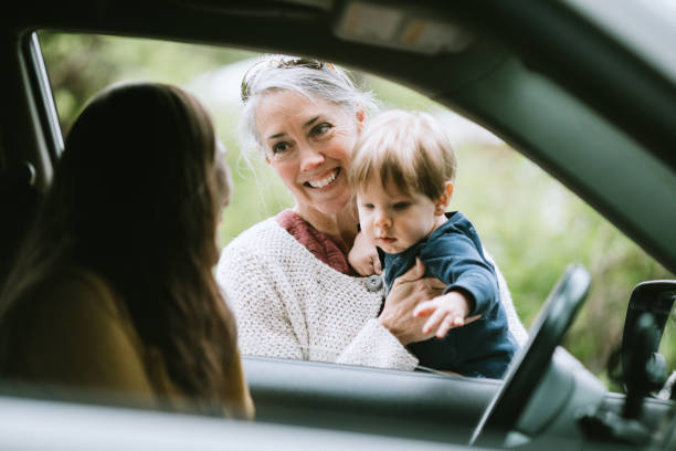 mutter verlassen kind mit oma - babysitter stock-fotos und bilder