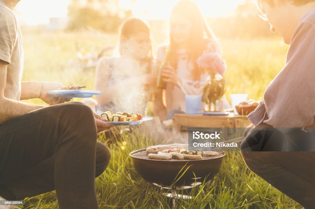 barbecue met vrienden - Royalty-free Barbecue - Huishoudelijk apparaat Stockfoto