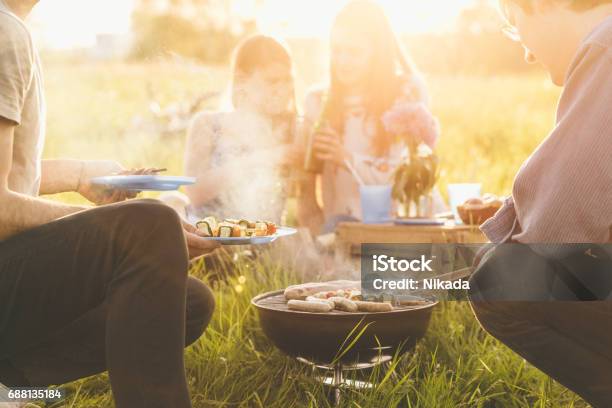 Barbecue Met Vrienden Stockfoto en meer beelden van Barbecue - Huishoudelijk apparaat - Barbecue - Huishoudelijk apparaat, Barbecue - Maaltijd, Gegrild