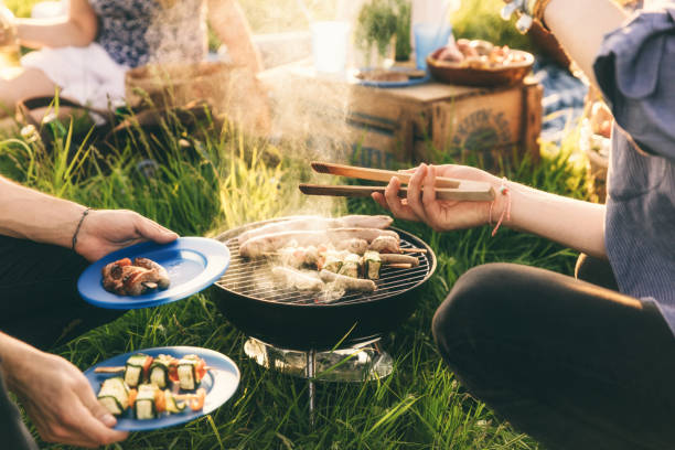 teller voller gegrillter speisen, grill mit freunden - thuringia stock-fotos und bilder