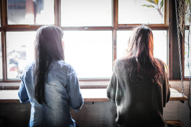 happy Japanese womans relaxing Holidays at the cafe Happy Japanese women enjoying holiday in café 背中 stock pictures, royalty-free photos & images