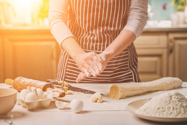 tortas bolos de mulher. confeiteiro faz sobremesas. fazendo pães. massa de pão na mesa. sove a massa - baker california - fotografias e filmes do acervo