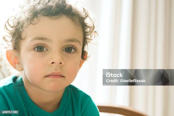 Kleine Jungen Stockfoto und mehr Bilder von Ernst - Ernst, Kind, Menschliches Gesicht