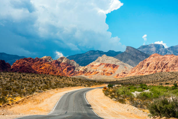 レッド ロック キャニオンへの道 - red rock canyon national conservation area ストックフォトと画像