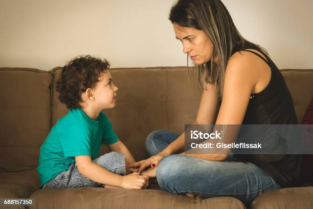 Mutter Und Sohn Stockfoto und mehr Bilder von Gespräch - Gespräch, Reden, Mutter