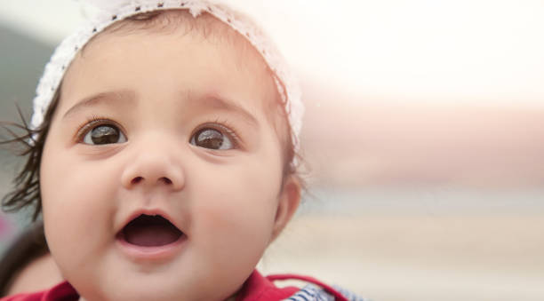 happy babymädchen mit hintergrund für copy-space. - cute girl stock-fotos und bilder