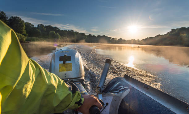 pesca sul lago, dispersione della barca su una superficie liscia d'acqua - speedboat leisure activity relaxation recreational boat foto e immagini stock