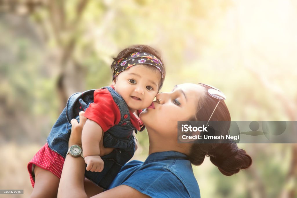 Gros plan de A mère aimante sa petite fille - Photo de Bébé libre de droits