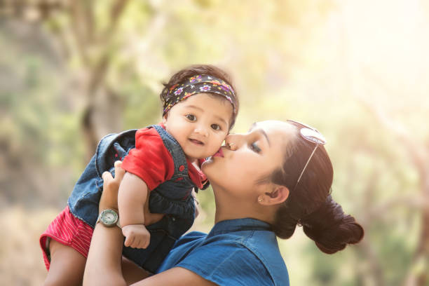 zbliżenie matki kochającej swoją córeczkę - baby toddler young women outdoors zdjęcia i obrazy z banku zdjęć