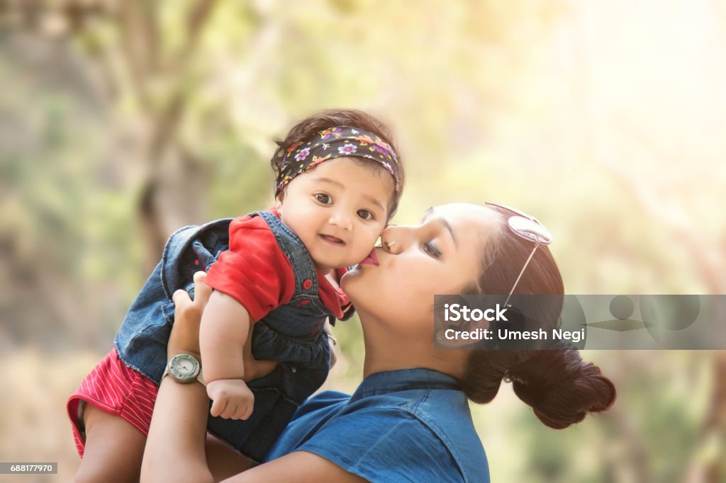 Close-up de A mãe amorosa sua filhinha - Foto de stock de Bebê royalty-free