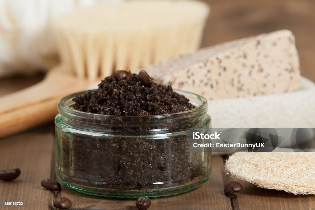 Gommage de café à la main avec de l’huile de noix de coco. Articles de toilette, jeu de Spa. - Photo de Exfoliation libre de droits