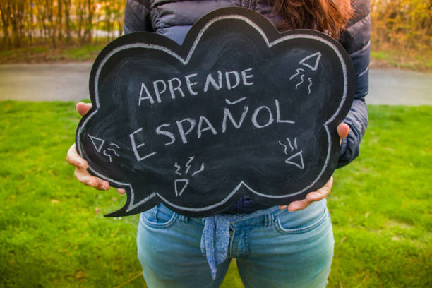 スペイン語で黒板に書かれたスペイン語のテキストを学ぶ - text talking translation learning ストッ��クフォトと画像