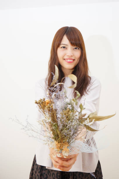 istock Women hold the bouquet 688191970