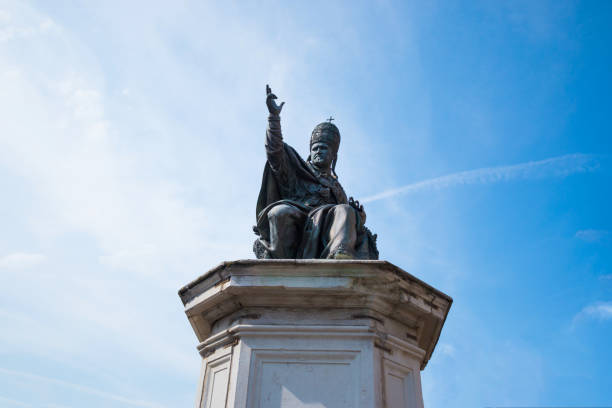 istock Statue of Pope Paul V on Cavour square in Rimini 688200612