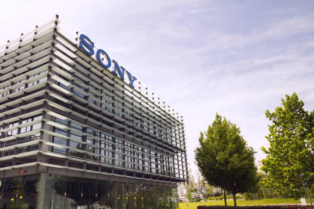 sony company logo on headquarters building - sony imagens e fotografias de stock